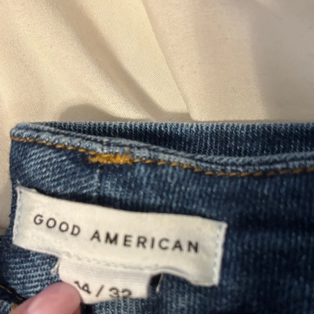 Good American Good Waist Palazzo Cropped Jeans in Indigo424 - Picture 2 of 2